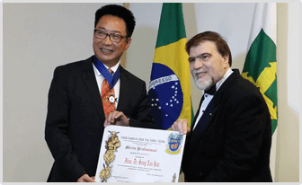 dr-song-recebe-medalha-2