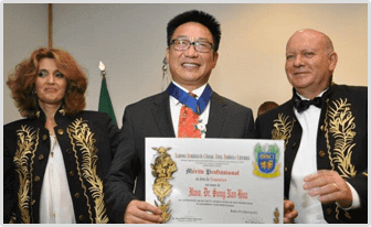 dr-song-recebe-medalha